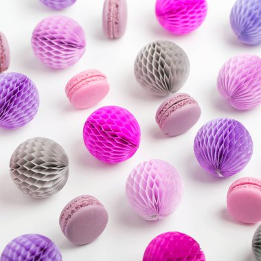 Petek topları ve beyaz arka plan üzerinde izole macaroons ve yakın çekim