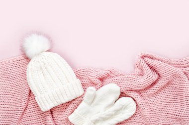 Pembe örgü şal ve şapka, pembe arka plan izole eldivenler ile Üstten Görünüm