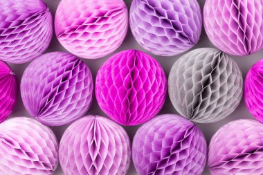 Çok renkli petek topları koyu arka plan üzerinde closeup