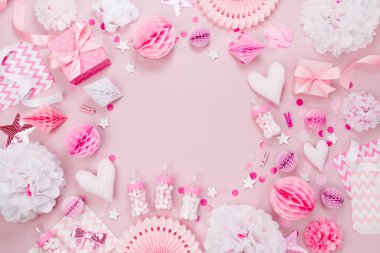 Pembe ve beyaz kağıt süslemeleri, şeker, kalp, konfeti bebek partisi için çerçevenin üstten görünüm yapılmış