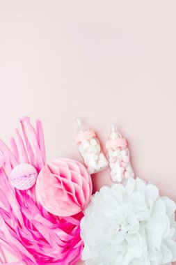 Pembe ve beyaz kağıt süsleme ve şeker bebek partisi için yapılmış çerçevenin Üstten Görünüm