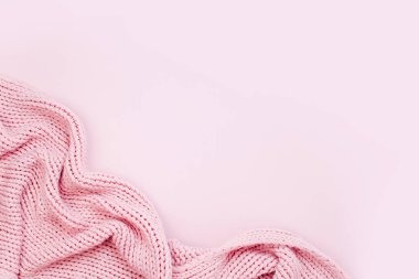 Pembe örgü şal, pembe arka plan izole Üstten Görünüm