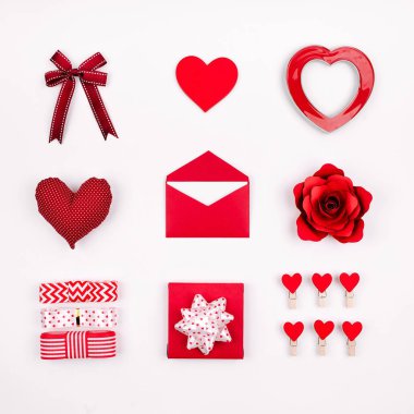 Beyaz arka plan üzerinde izole St Valentine süslemeleri kümesi