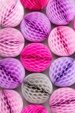 Koyu arka plan üzerinde çok renkli Petek Top yakın çekim