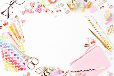 Kompozisyon farklı aksesuarlar beyaz arka plan üzerinde izole dan Üstten Görünüm