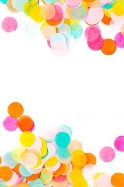 Beyaz arka plan üzerinde renkli yuvarlak konfeti yakın çekim