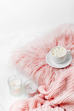 Kahve marshmallow ile Üstten Görünüm sayfası yatak üzerinde mum ile pembe yastık üzerinde