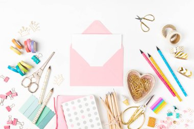 Kompozisyon farklı aksesuarlar beyaz arka plan üzerinde izole dan Üstten Görünüm