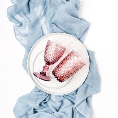 Kadehlerin üstten görünüm beyaz arka plan üzerinde izole plaka üzerinde