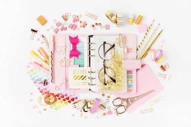 Kompozisyon farklı aksesuarlar beyaz arka plan üzerinde izole dan Üstten Görünüm