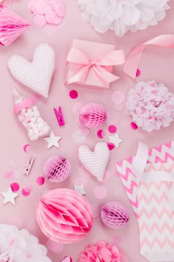 Pembe ve beyaz kağıt süslemeleri, şeker, kalp, konfeti bebek partisi için çerçevenin üstten görünüm yapılmış