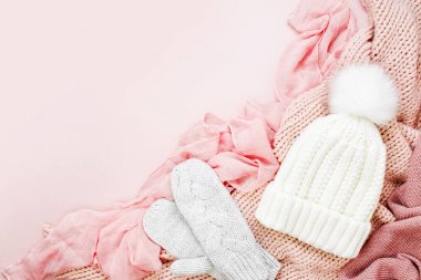 Pembe örgü şal ve şapka, pembe arka plan izole eldivenler ile Üstten Görünüm