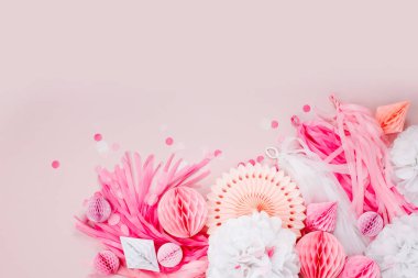 Pembe ve beyaz kağıt süslemeleri bebek partisi için yapılmış çerçevenin Üstten Görünüm
