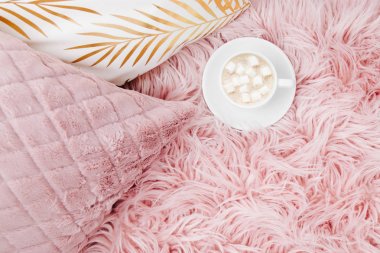 Pembe kareli üzerinde pembe yastık ve kahve marshmallow ile Üstten Görünüm