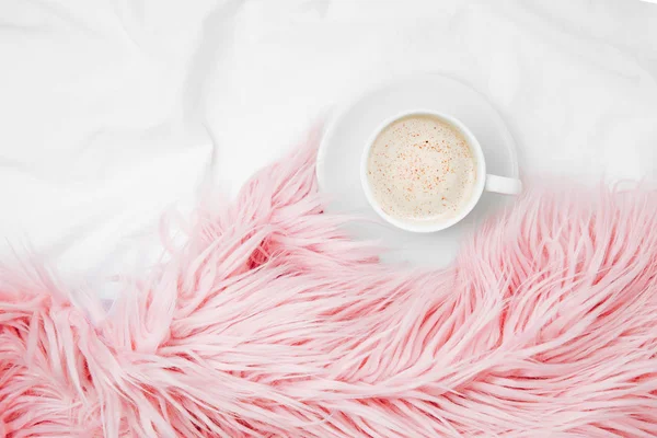 Top Van Weergave Van Een Kop Van Koffie Roze Pluizige — Stockfoto