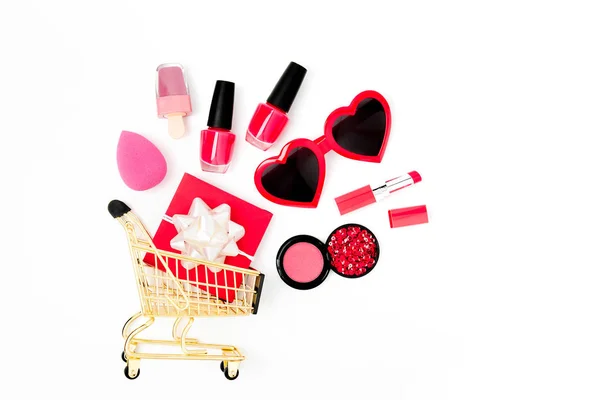Vértes Napszemüveg Ajándék Kozmetikumok Bevásárlókosár Elszigetelt Fehér Background — Stock Fotó