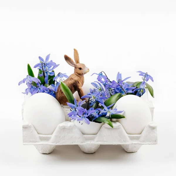 Kelinci Paskah Bunga Dan Cangkang Telur Nampan Kertas Pada Latar — Stok Foto