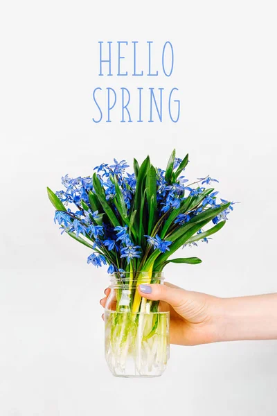 Jarra Mano Femenina Con Flores Color Azul Primavera Sobre Fondo — Foto de Stock