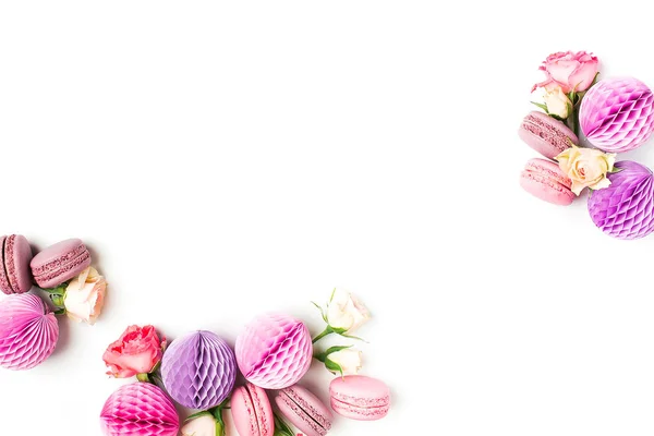 Вид Зверху Квіти Кульки Макаруни Ізольовані Білому Тлі — стокове фото
