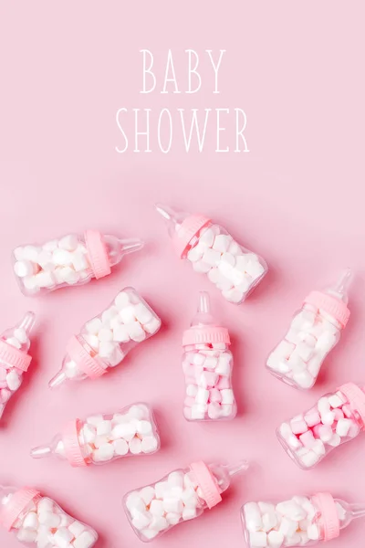 Ansicht Des Rahmens Aus Rosa Und Dekorativen Babymilchflaschen Mit Süßigkeiten — Stockfoto