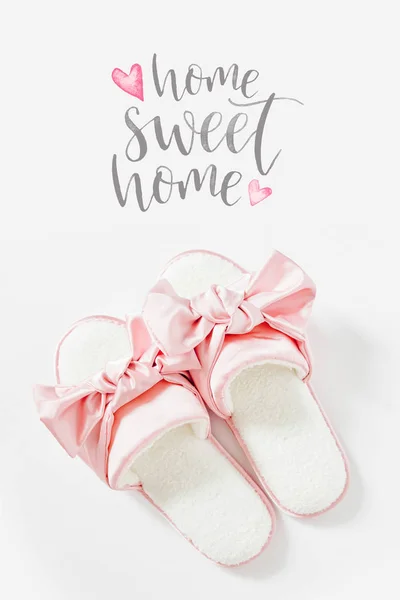 Draufsicht Auf Weibliche Hausschuhe Mit Schriftzug Home Sweet Home Isoliert — Stockfoto