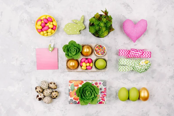 Set Roze Gele Groene Decoratieve Paaseieren Snoepjes Vetplanten Papierlade Marmeren — Stockfoto