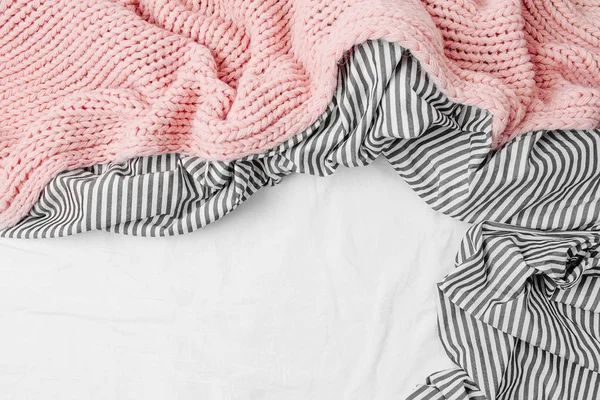 Copiar Espaço Cama Com Lençol Cobertor Xadrez Rosa — Fotografia de Stock