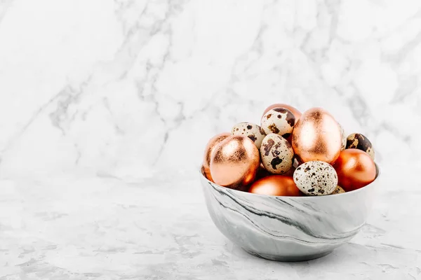 Mangkuk Dengan Dicat Telur Tembaga Dan Burung Puyuh Telur Paskah — Stok Foto