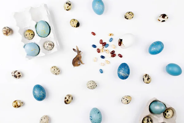 Tampilan Puncak Telur Paskah Kelinci Dan Permen Latar Belakang Putih — Stok Foto