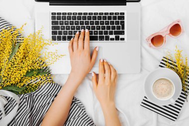 Genç kadın serbest meslek dizüstü yataklar, düz yatıyordu, en iyi görünümü ile çalışma