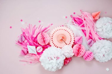 Pembe ve beyaz kağıt süslemeleri bebek için parti. Düz yatıyordu, en iyi görünümü