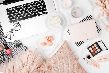 Dizüstü bilgisayarlı ve kadın aksesuarlı moda blogcusu çalışma alanı. düz yatış, üst görünüm