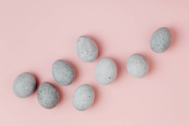 Pastel pembe bir arka plan üzerinde gri Paskalya yumurtaları grup. Düz yatıyordu 