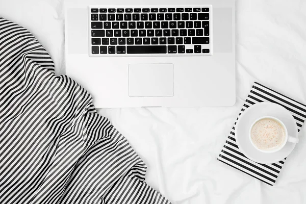 Espacio Trabajo Cama Con Portátil Café Concepto Mañana Puesta Plana —  Fotos de Stock