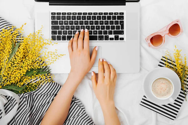 Genç kadın serbest meslek dizüstü yataklar, düz yatıyordu, en iyi görünümü ile çalışma