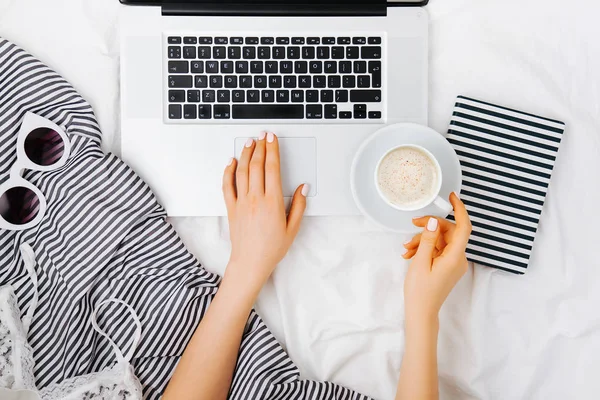 Mujer Joven Freelancer Que Trabaja Con Ordenador Portátil Cama Cama — Foto de Stock