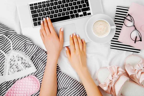 Fashion Blogger Werkt Met Laptop Bed Platte Lay Bovenaanzicht — Stockfoto