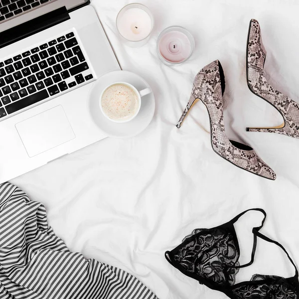 Dizüstü bilgisayarlı ve kadın aksesuarlı moda blogcusu çalışma alanı. düz yatış, üst görünüm