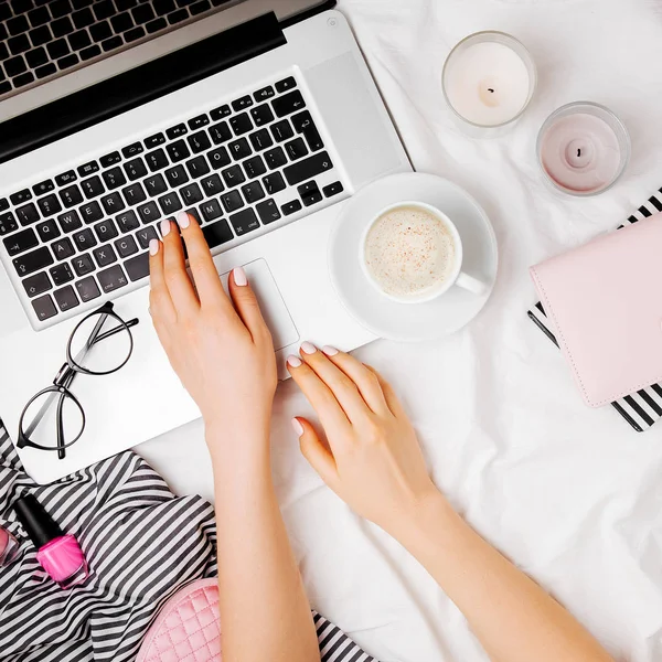 Jonge Vrouw Freelancer Werken Met Laptop Bed Plat Lag Top — Stockfoto