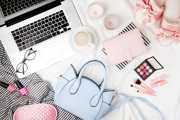 Mode Blogger Werkruimte Met Laptop Vrouw Accessoire Bed Vlakke Lay — Stockfoto