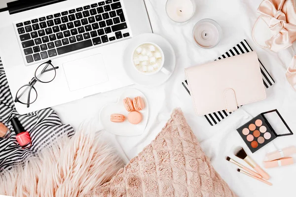 Modeblogger Arbeitsplatz Mit Laptop Und Damenaccessoires Bett Flache Lage Draufsicht — Stockfoto