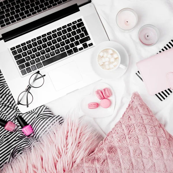 Dizüstü bilgisayarlı ve kadın aksesuarlı moda blogcusu çalışma alanı. düz yatış, üst görünüm