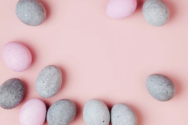 Elegante Marco Huevos Pascua Color Rosa Pálido Gris Con Espacio — Foto de Stock