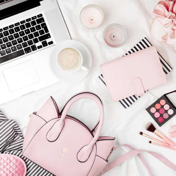 Modeblogger Arbeitsplatz Mit Laptop Und Damenaccessoires Bett Flache Lage Draufsicht Stockbild