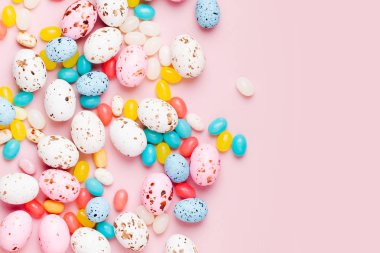 Şeker çikolata yumurta ve pembe bir arka plan üzerinde Jellybean