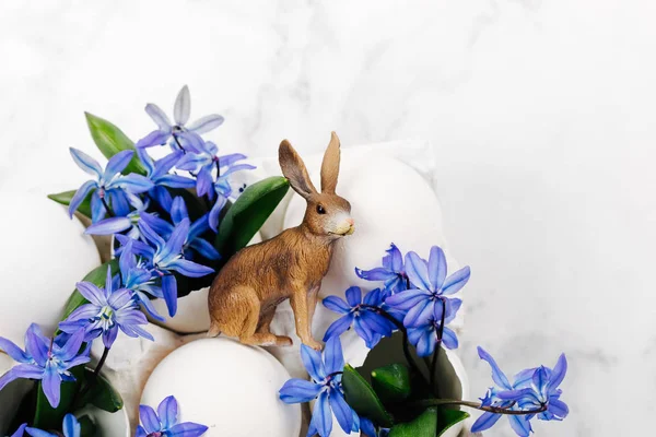 Kelinci Paskah Bunga Dan Cangkang Telur Nampan Kertas Pada Latar — Stok Foto