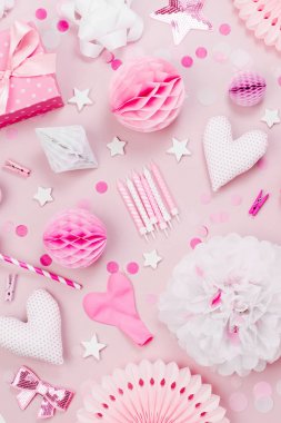 Pembe ve beyaz kağıt süsleme, ponpon, şekerler, Kalpler, hediyeler, konfeti bebek partisi için. Doğum günü kavramı. Düz yatıyordu, en iyi görünümü