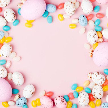 Şık çerçeve şeker çikolata yumurta ve Jellybeans yapılmış, pembe arka plan