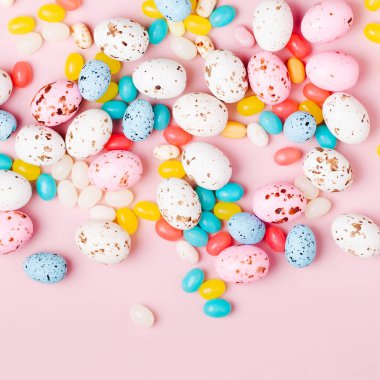 Şık çerçeve şeker çikolata yumurta ve Jellybeans yapılmış, pembe arka plan