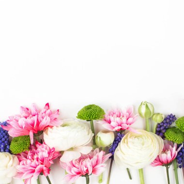 Beyaz arka plan üzerinde çiçek çiçek kompozisyon. Düz yatıyordu, en iyi view.ac